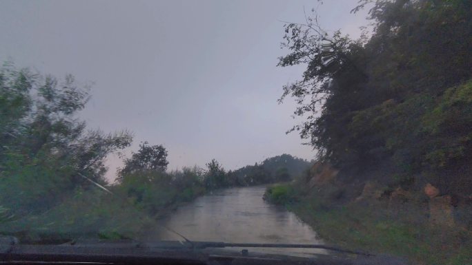 汽车行驶在雨中的盘山路上