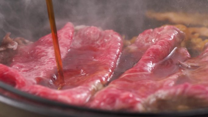 寿喜锅煮牛肉实拍素材