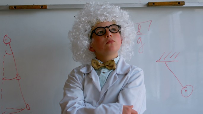 可爱的白人学生在白色假发与手下巴站在学校实验室4k