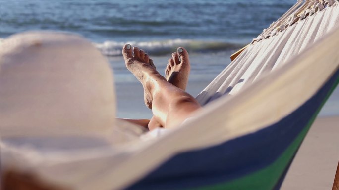一个女人在海边的吊床上休息特写