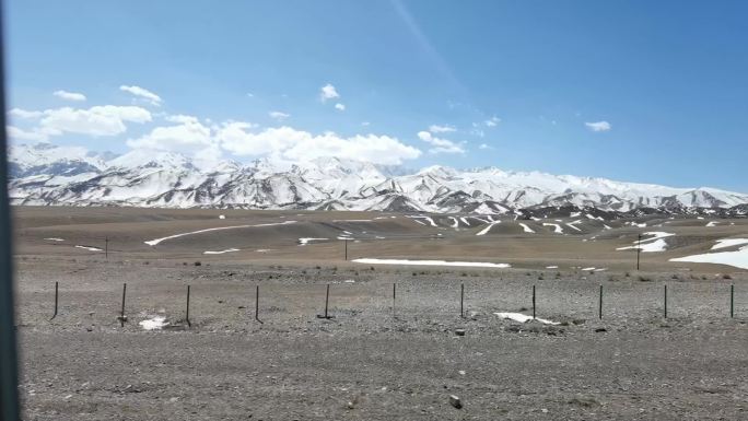 新疆天山新疆天山雪山沿途拍摄车里拍摄