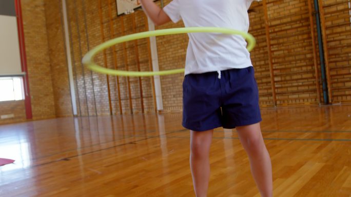 小学生在学校体育馆玩戒指