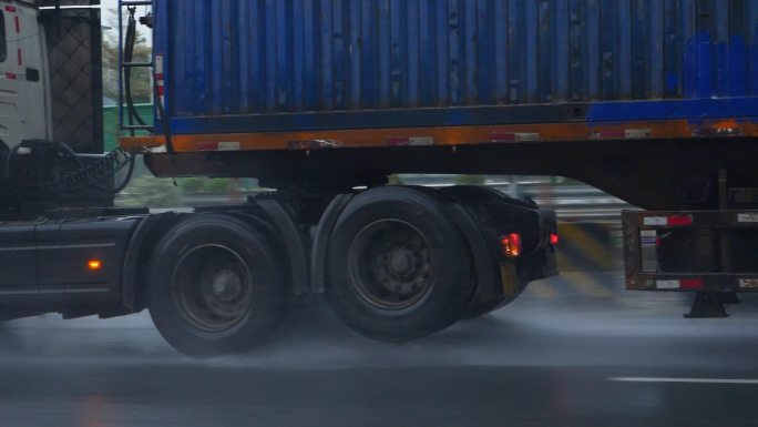 雨中前进的大卡车，卡车车轮视频素材