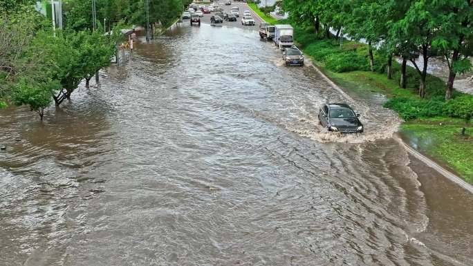 航拍4K高清-城市内涝积水汽车过水路面