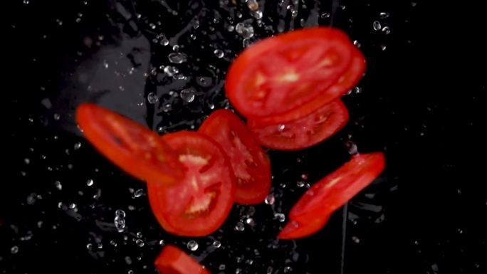 西红柿带水花飞起实拍升格素材