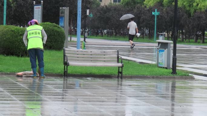 下雨天的园林清洁工