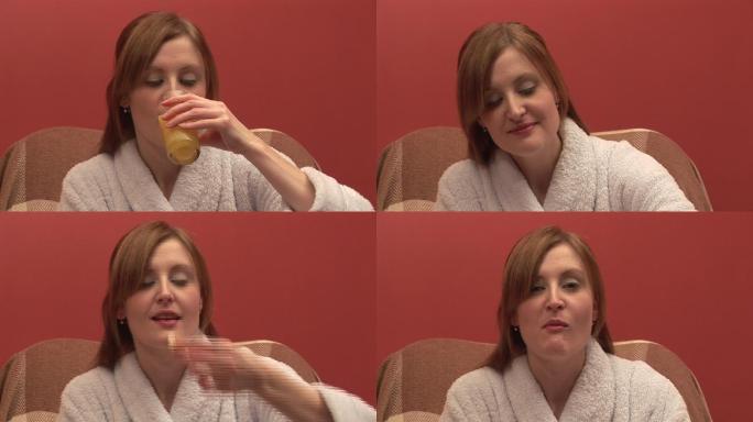 一个女人喝橙汁特写