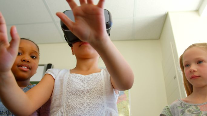 小学生使用虚拟现实耳机在教室在学校4k