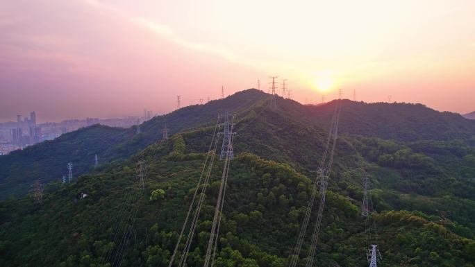 山丘上的高压输电线塔夕阳下航拍