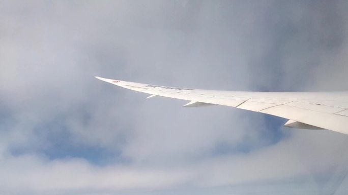 飞机穿过云层  飞机内实拍飞机起飞