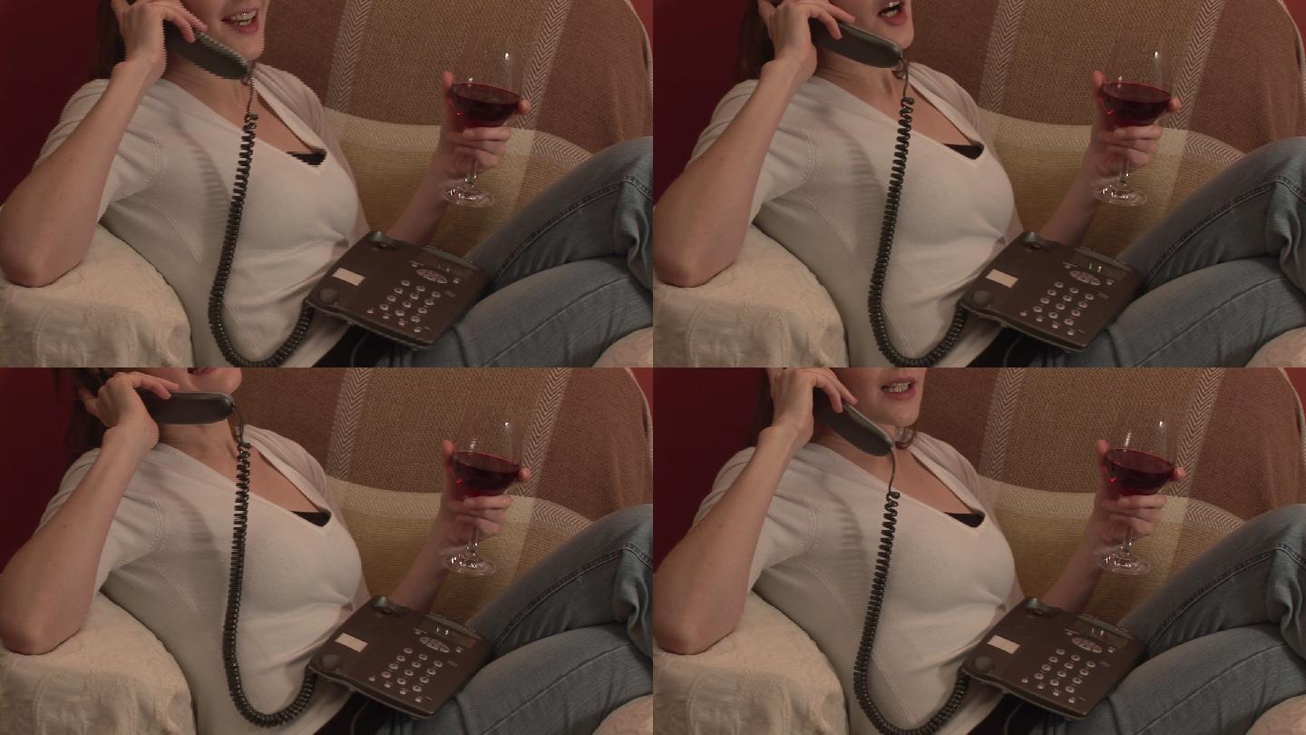 一个女人一边喝酒一边打电话特写