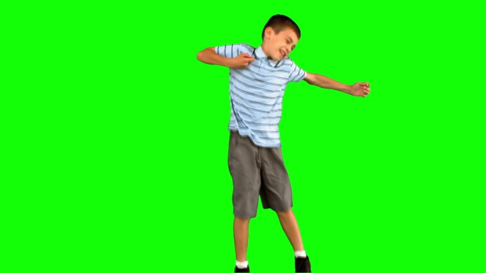 绿色屏幕下男孩在跳舞特写