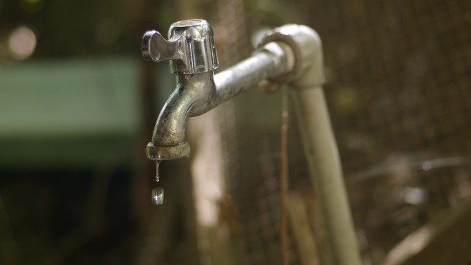 水龙头滴水特写