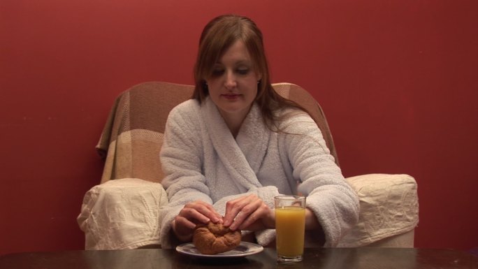 一个女人在吃早餐特写