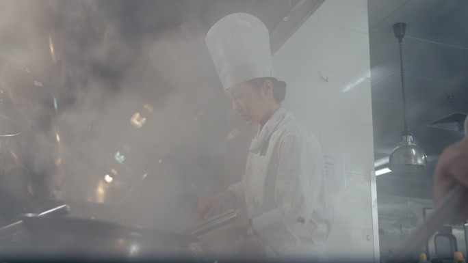 餐厅后厨大厨炒菜爆炒翻腾掌勺大师忙碌厨房