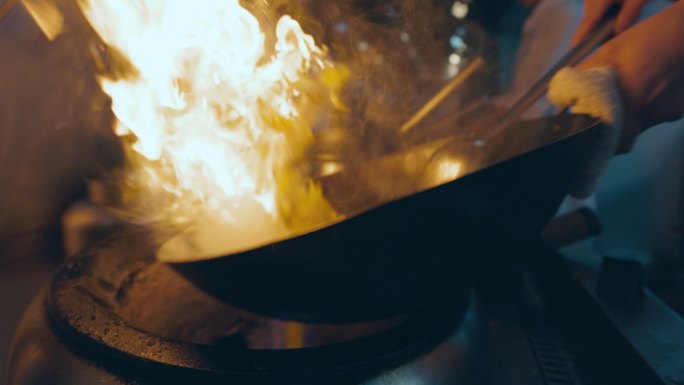 餐厅后厨大厨炒菜颠勺