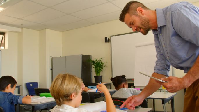成年白人男教师在学校的教室帮助男孩在学校4k