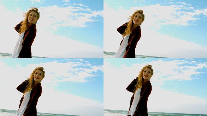 一个年轻的白人女人站在沙滩上晒太阳