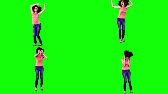 快乐的女人在绿色的背景下慢镜头跳舞