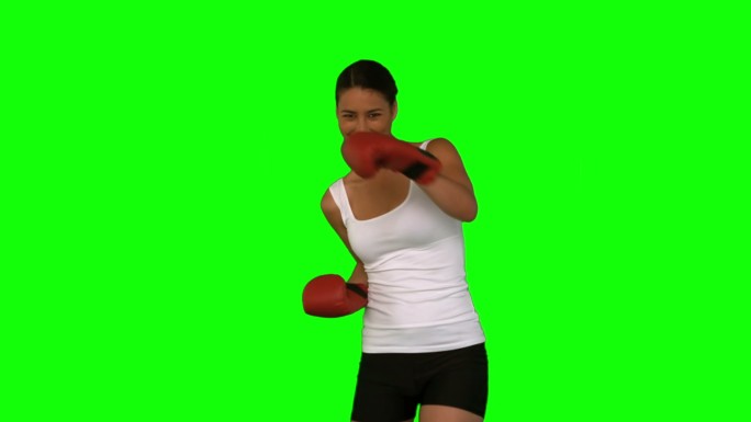 女人在绿色背景下打拳击特写