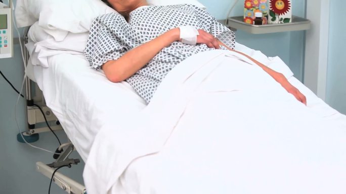 一名女病人躺在病床上休息特写