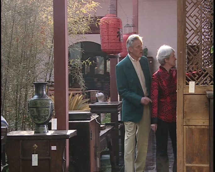 古典家具展示退休老人夫妇