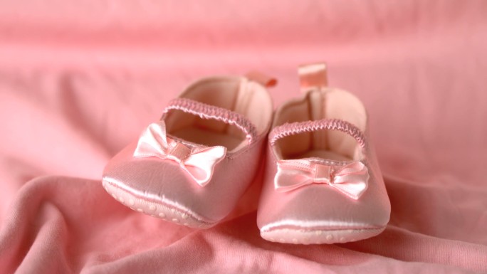 在慢镜头中，粉红色的靴子落在粉红色的毯子上