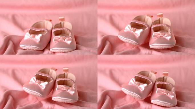 在慢镜头中，粉红色的靴子落在粉红色的毯子上