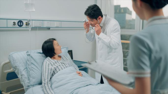 老人与医生交流 康复 养老机构 私人医疗