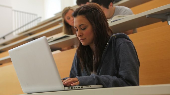 学生在课堂上用手提电脑做笔记