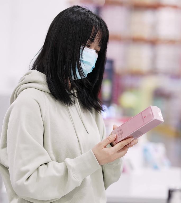 新冠病毒疫情期间年轻都市女性在超市购物