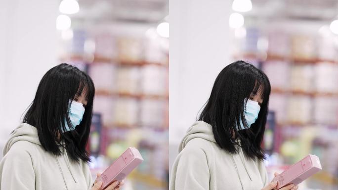 新冠病毒疫情期间年轻都市女性在超市购物