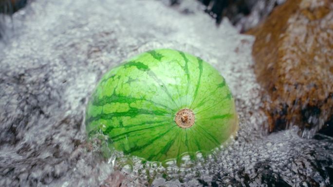实拍夏天西瓜漂浮在清澈冰凉的溪水