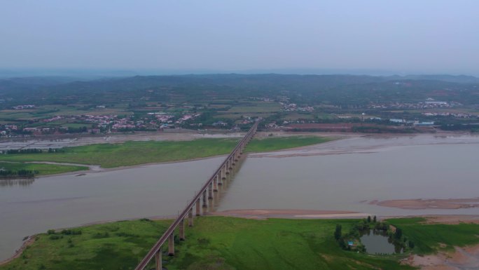 河南济源黄河湿地铁路线夏日航拍4k