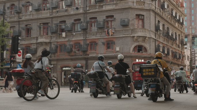 穿越南京路的电瓶车车队