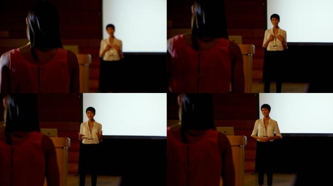 在4k大礼堂的研讨会上，年轻女商人向亚洲女演讲者提问