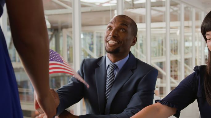 到达集会现场的人会得到美国国旗