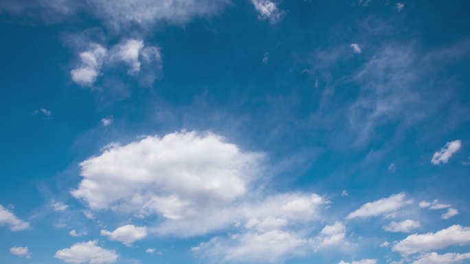 白昼蓝天下流动的白云固定机位延时摄影