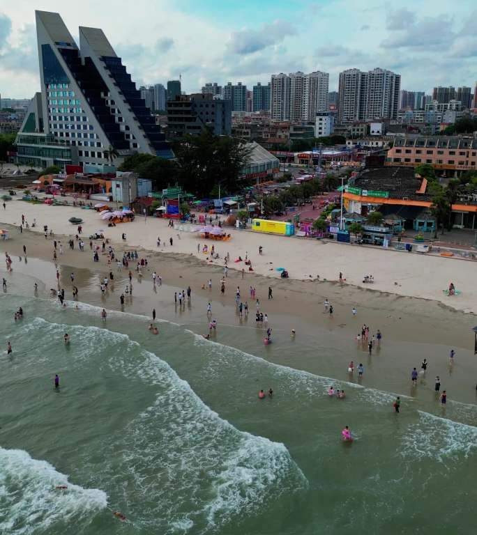 航拍侨港港口和沙滩旅游风光