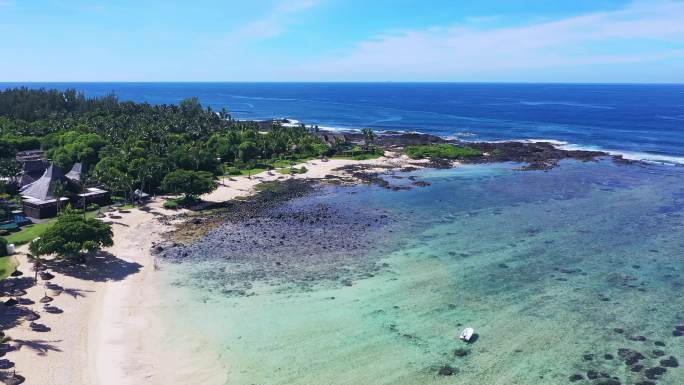 美丽大海海岛海滩度假村空镜