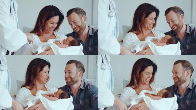 前视图的白人夫妇与医生抱着他们的新生儿在病房在医院