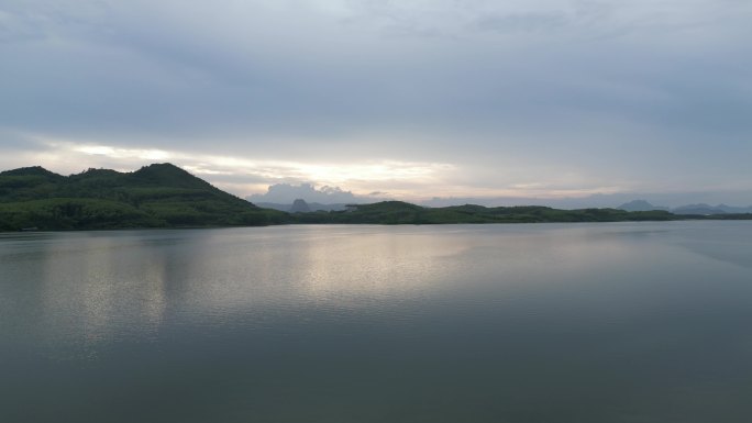 风平浪静大气风景平静的水面