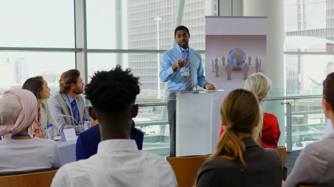 非洲裔美国男性演讲者在一个商业研讨会上发言4k