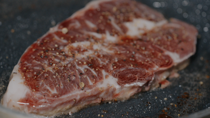 西餐美食煎牛排特写澳洲牛肉