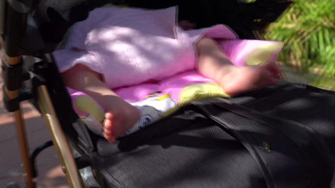 婴儿车溜娃晒太阳