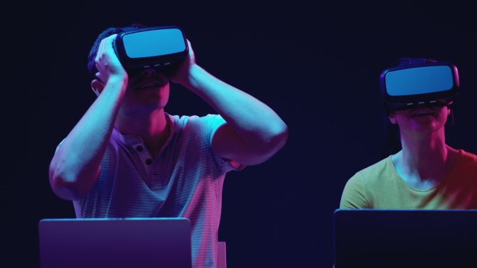 男人和女人戴着VR头盔