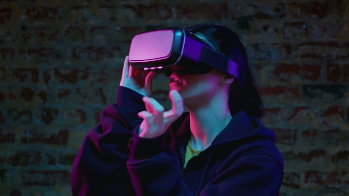 佩戴VR头盔的女性