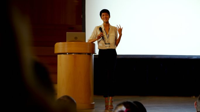 在4k大礼堂的商业研讨会上，年轻的亚洲女商人在演讲