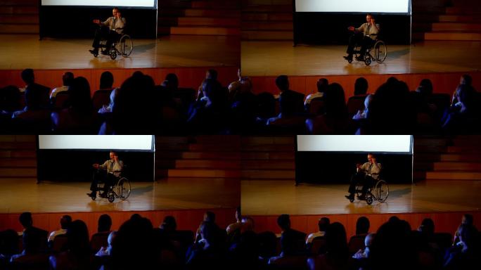 在4k大礼堂的商务研讨会上，一位成熟的残疾白人商人在演讲