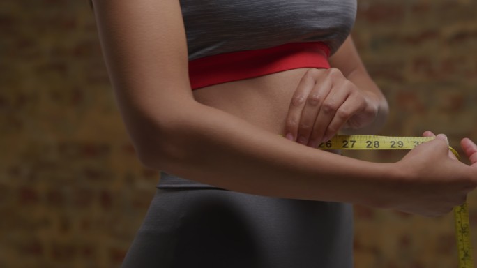 女人在量腰围尺寸减肥瘦肚子